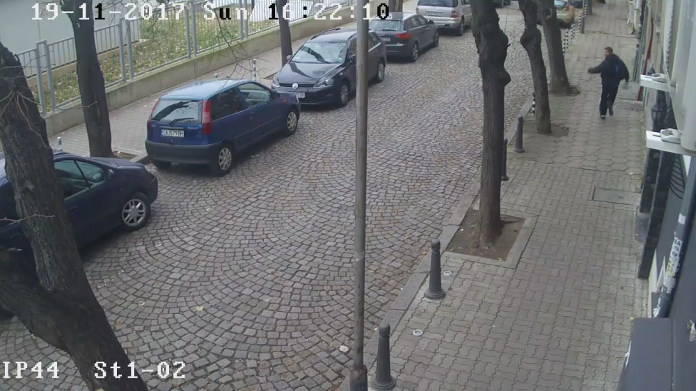 Екшън в центъра на София! Футболен запалянко нахлу в офис на Easy pay и стана страшно (СНИМКИ/ВИДЕО) 