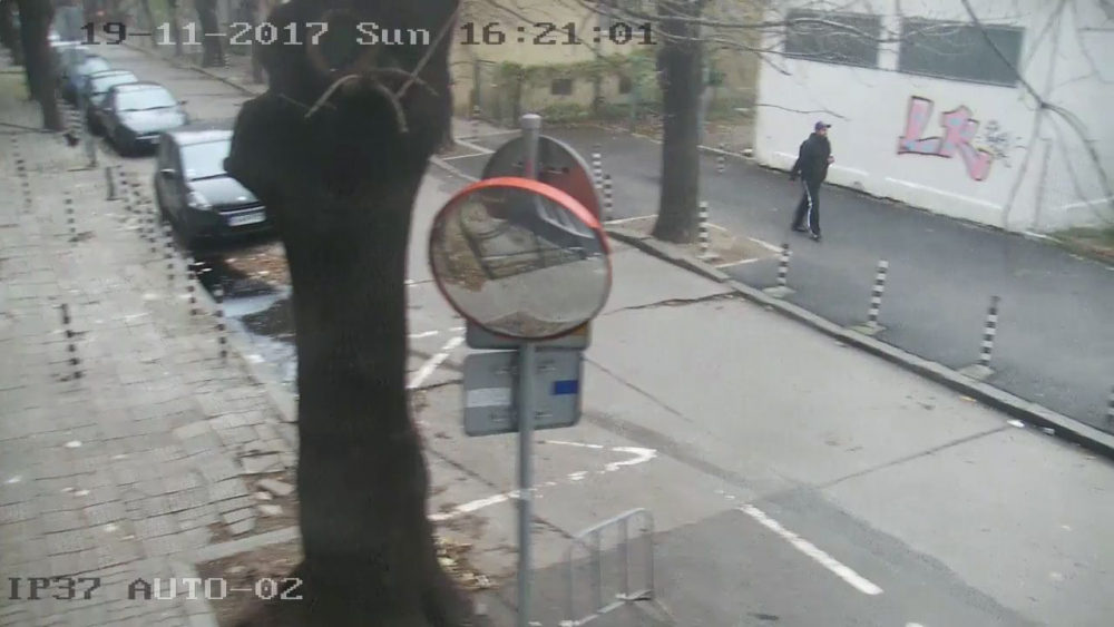 Екшън в центъра на София! Футболен запалянко нахлу в офис на Easy pay и стана страшно (СНИМКИ/ВИДЕО) 