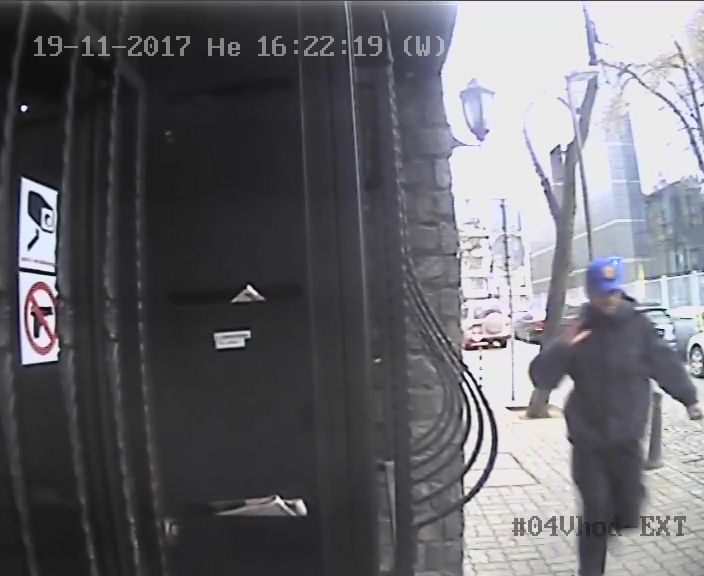 Екшън в центъра на София! Футболен запалянко нахлу в офис на Easy pay и стана страшно (СНИМКИ/ВИДЕО) 