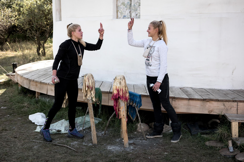 Чеченката Марина, лъснала в лесбо порно клип, забърка тройна интрига във „Фермата“ 