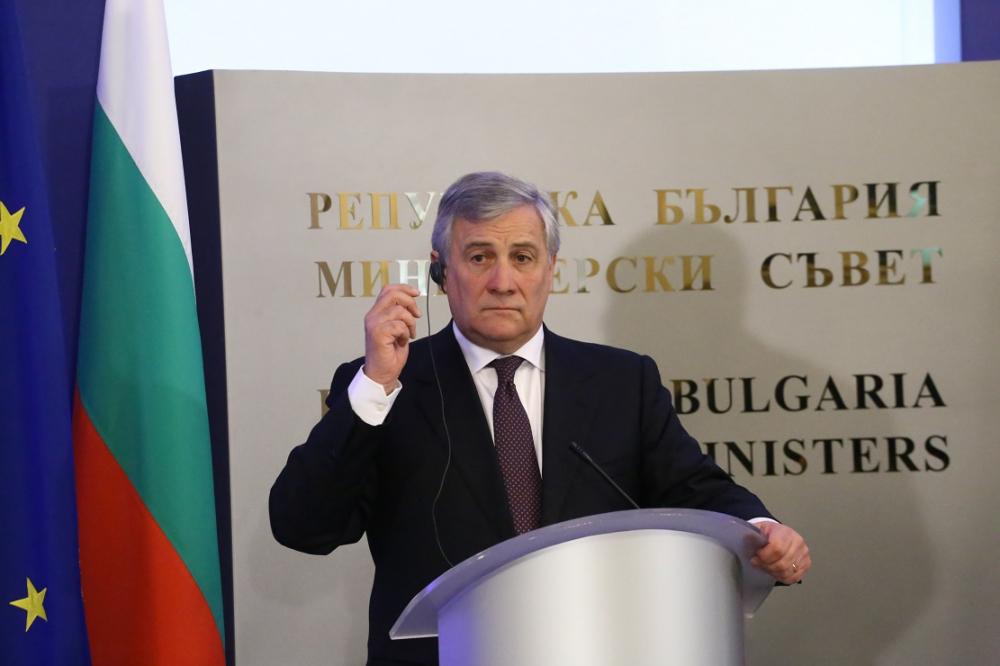 Горещи разкрития за гафа в речта на Таяни в парламента
