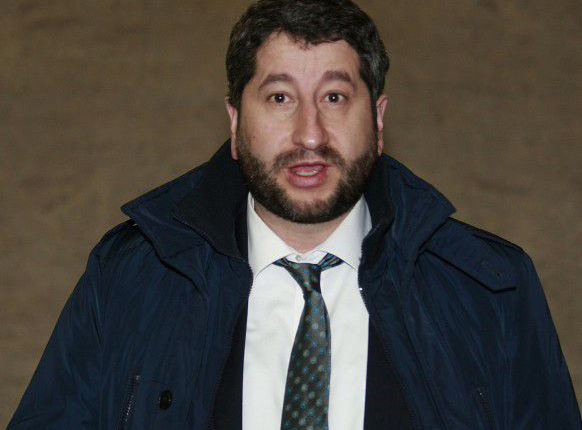 Докато се опитва да се препере с “Български манифест за Европа”, Христо Иванов плюе Европейската комисия, която го храни
