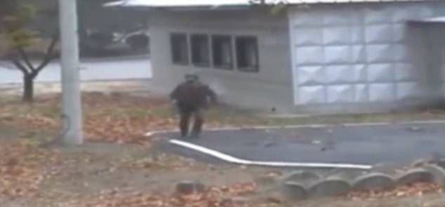 Драматично ВИДЕО! Войник от Северна Корея бяга през границата, след като е прострелян пет пъти
