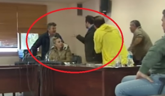 Общинари се млатиха заради кметицата Йоанна и нелепата смърт на десетки души в Гърция (ВИДЕО)