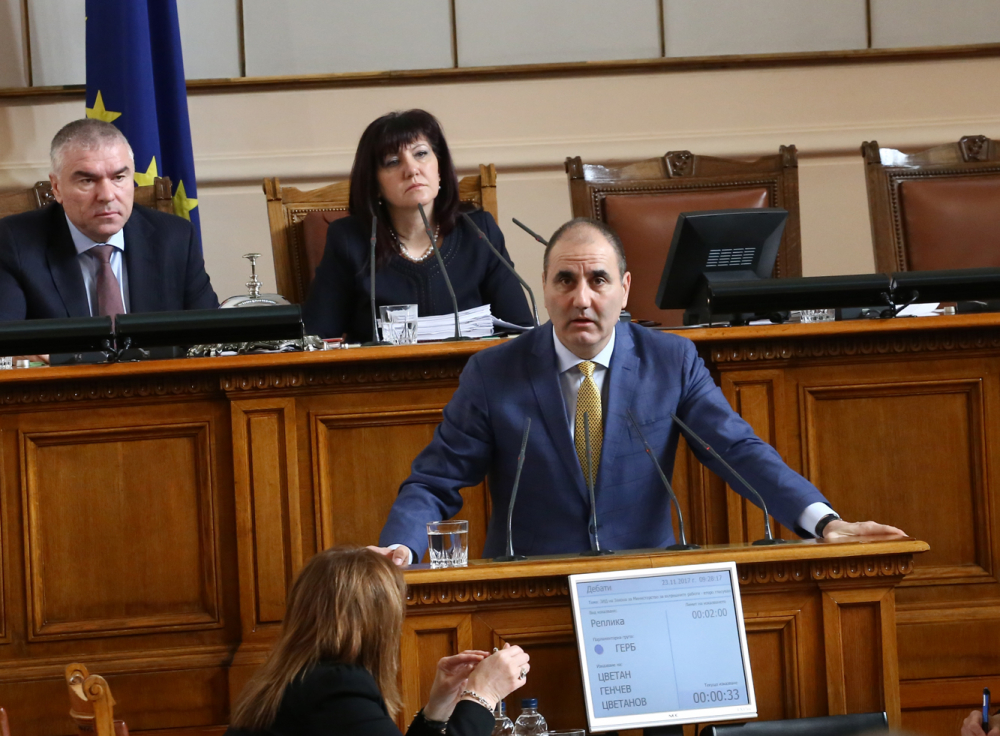 Скандал за комунизма в парламента! На БСП им се привидя дългата ръка на Цветанов в учебниците (СНИМКИ)