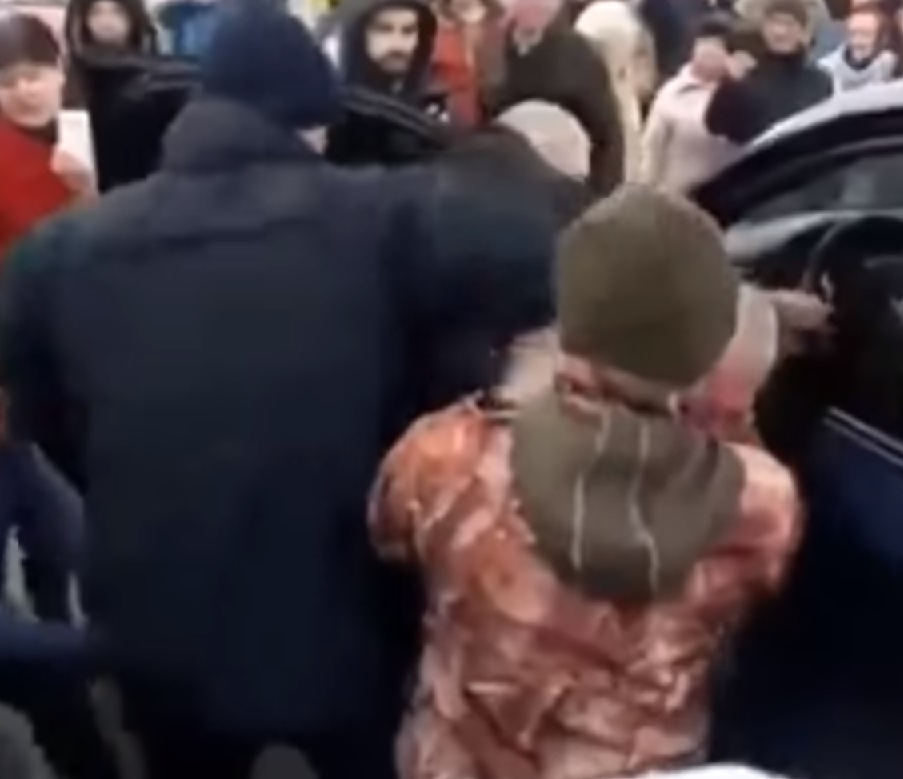 Брутално ВИДЕО: В Киев линчуваха шофьор на БМВ, паркирал по средата на улица, за да пазарува