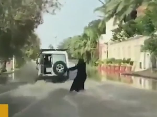 Пълен шаш! Това ВИДЕО на сърфираща по улиците жена с бурка стана хит в мрежата 