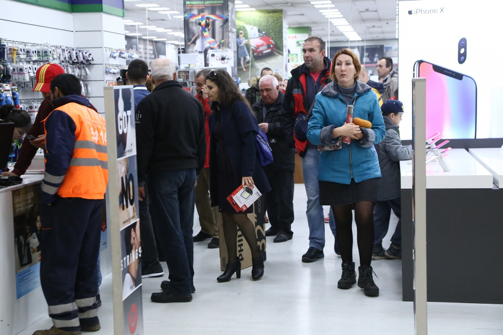 Фоторепортаж в БЛИЦ! Как и какво пазарува българинът на Black Friday (ВИДЕО)