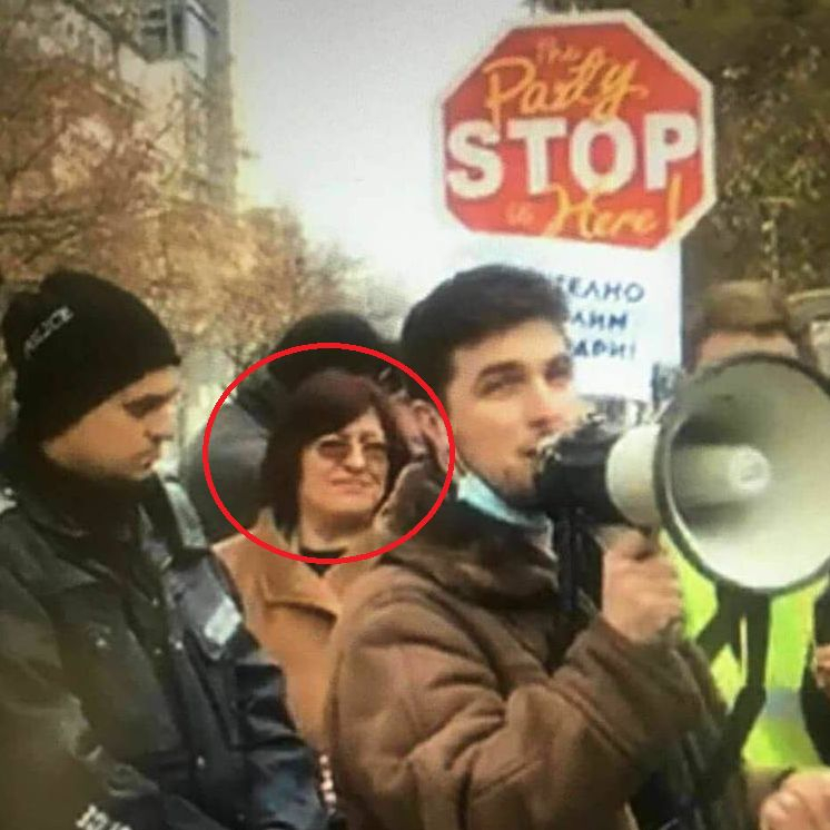 Ексклузивно в БЛИЦ! Лидерка на БСП в центъра на "гражданските протести" (СНИМКА)