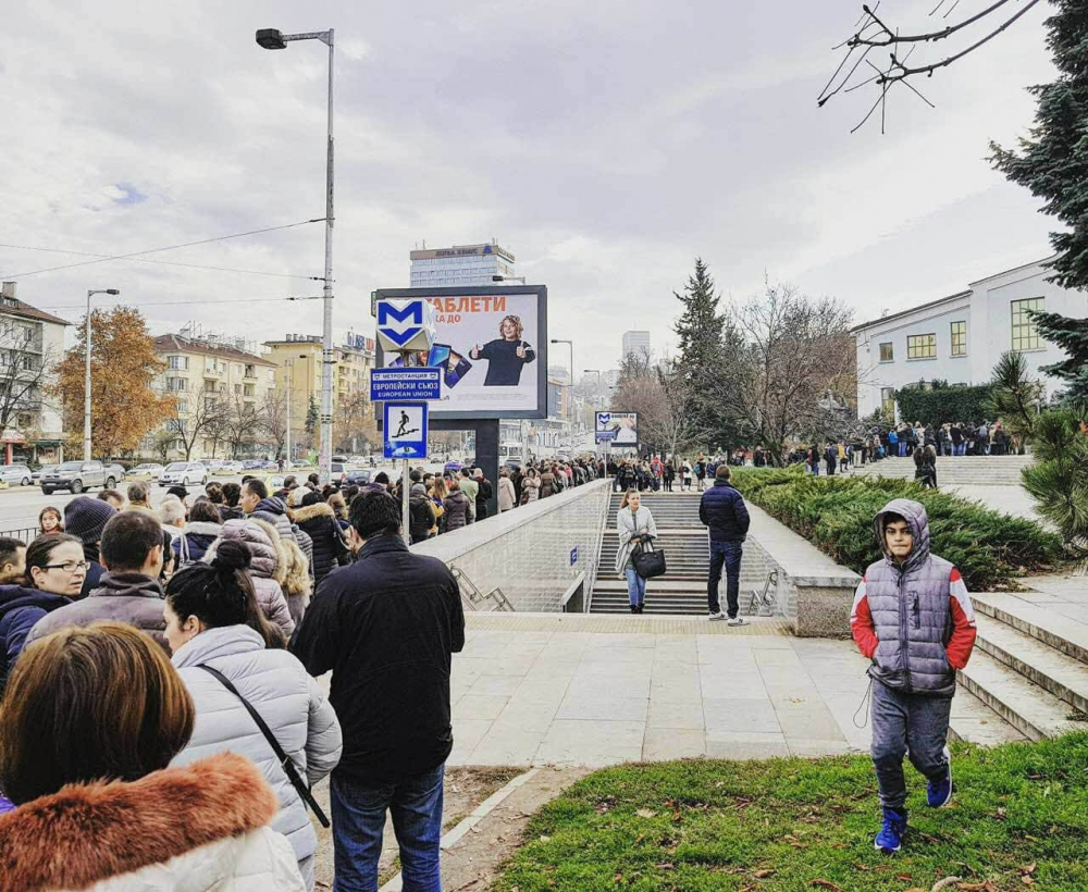 Ексклузивно в БЛИЦ! Лидерка на БСП в центъра на "гражданските протести" (СНИМКА)