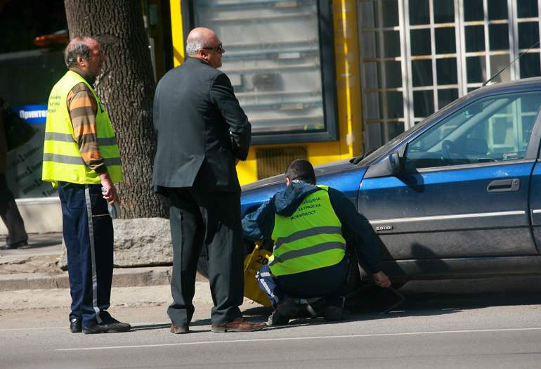 Паяците закопчават по 500 коли на ден