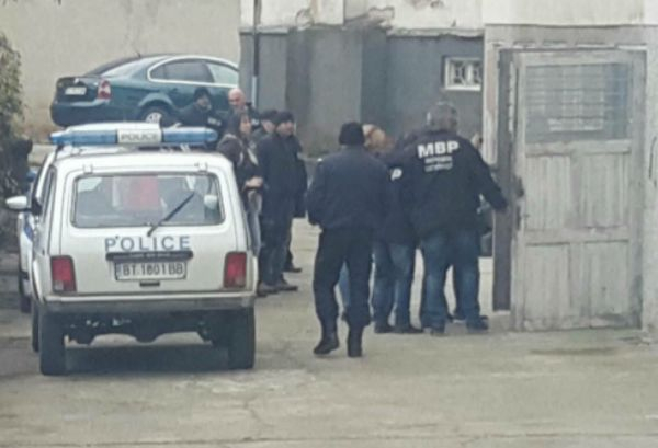 Ексклузивно! Това са арестуваните полицаи за кражба на гориво след разследване на "Господарите"! (СНИМКИ)