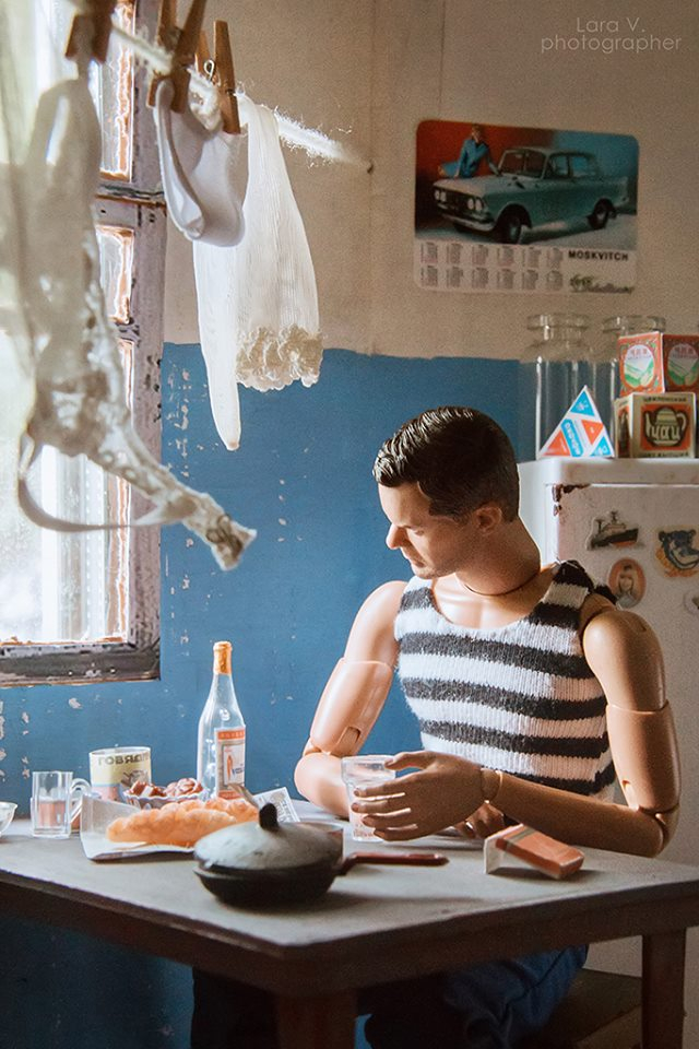 Фотографка прати Кен и Барби в ... руска комуналка (СНИМКИ)