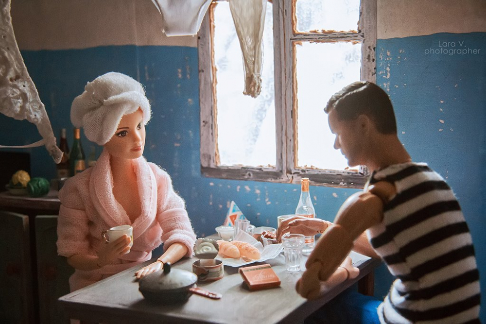 Фотографка прати Кен и Барби в ... руска комуналка (СНИМКИ)