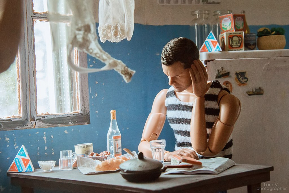 Фотографка прати Кен и Барби в ... руска комуналка (СНИМКИ)