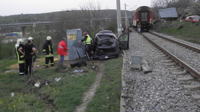 Тежко му на бащата, който уби жена си и рани бебето си на прелез 