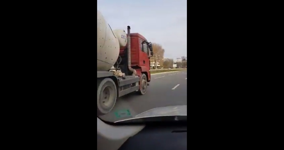 Лудостта по родните пътища продължава! Вижте колко вдигна този бетоновоз във Варна (ВИДЕО)