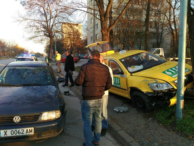 Такси фолксваген се нацепиха в Пловдив, при бакшиша се возело дете (СНИМКИ)
