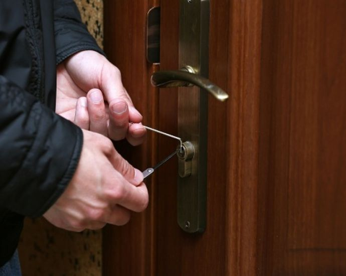 Апаши опитаха да разбият апартамента на Чушката и направиха голяма грешка