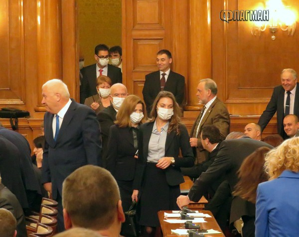 Тотален цирк в парламента! Не е за вярване как се появиха депутатите на Марешки (СНИМКИ)