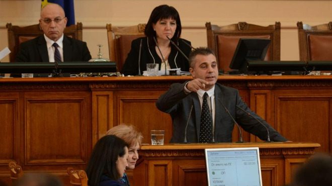 Жега в парламента! Обиди заваляха от трибуната заради концесията на летище София