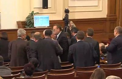 Драма по късна доба в парламента заради бюджет 2018, една от парламентарните групи си тръгна