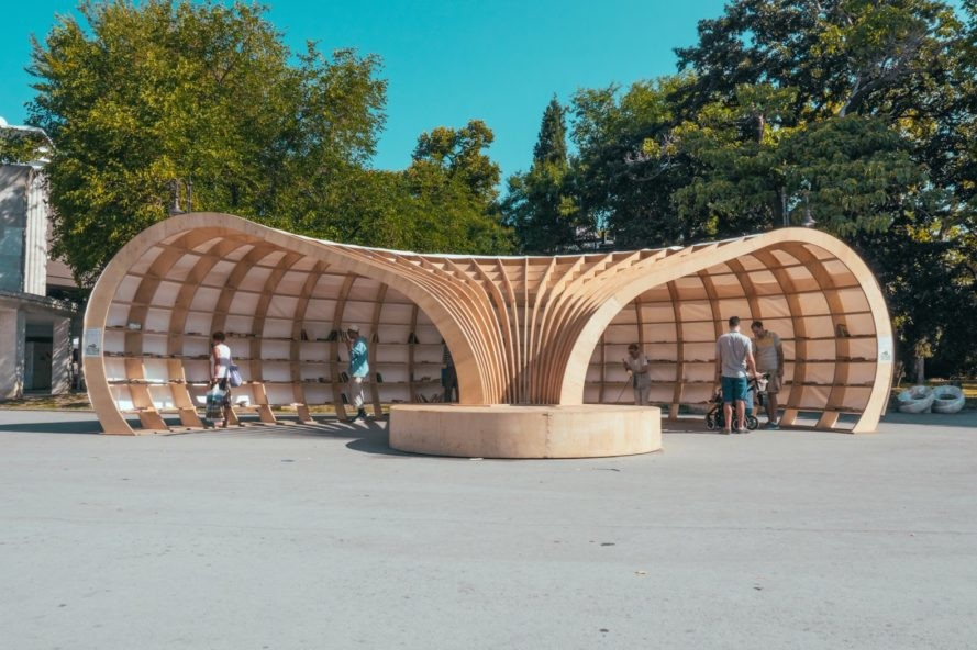Inhabitat: Разкошна улична библиотека във Варна предлага 1500 безплатни книги! (СНИМКИ)