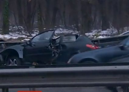 Кола се наниза като на шиш в мантинела до телевизионната кула (СНИМКИ/ВИДЕО)