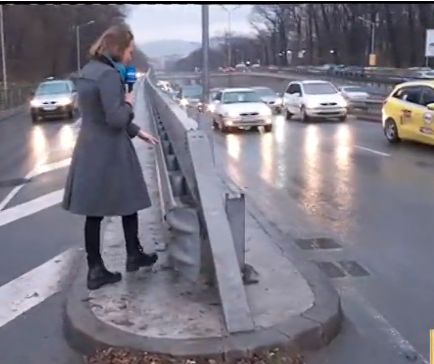 Кола се наниза като на шиш в мантинела до телевизионната кула (СНИМКИ/ВИДЕО)