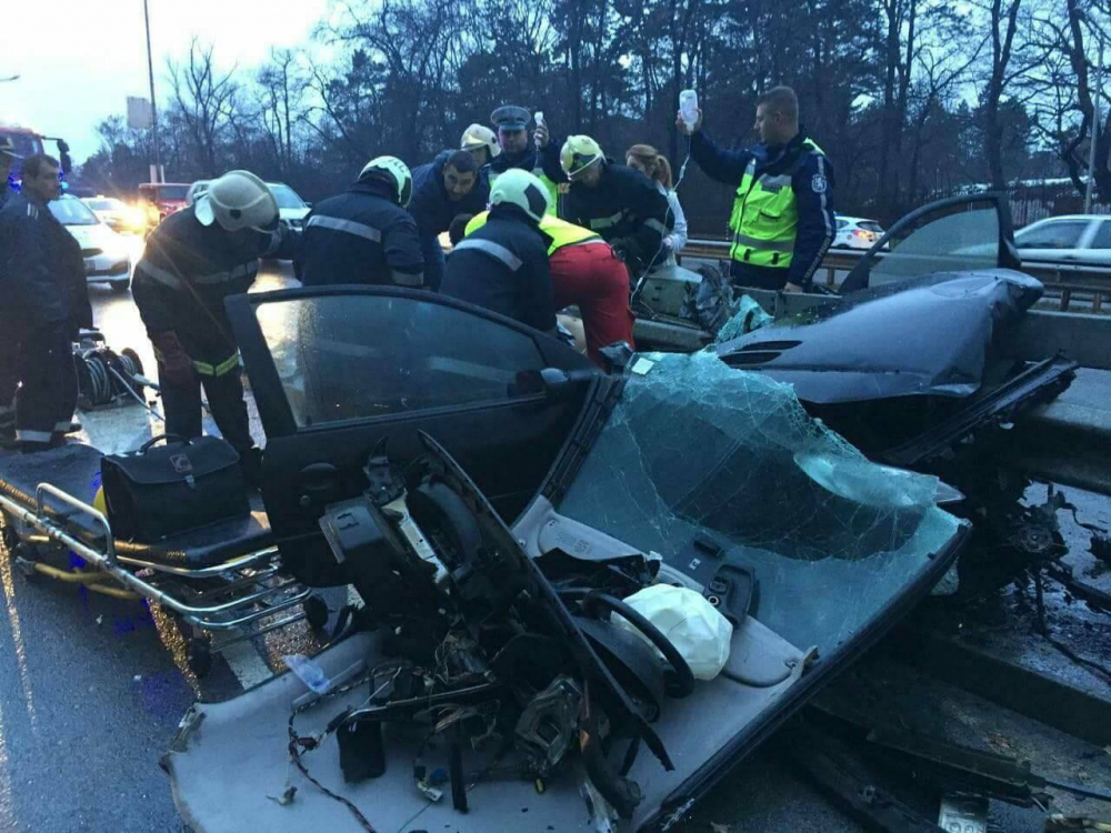 Извънредно и само в БЛИЦ! Нови потресаващи СНИМКИ от жестоката катастрофа с нанизана на мантинела кола в София