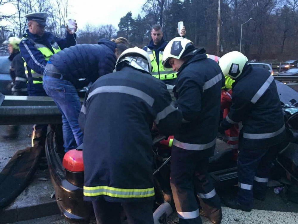 Извънредно и само в БЛИЦ! Нови потресаващи СНИМКИ от жестоката катастрофа с нанизана на мантинела кола в София