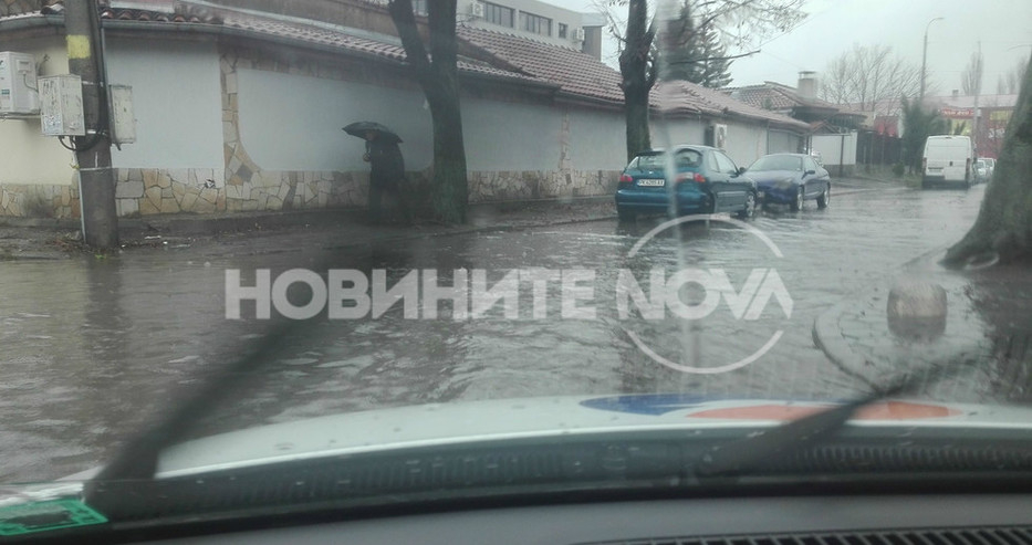 Стихията се развихря: Циклонът "Филип" потопи Перник, улици са под вода, занятията в училищата са съкратени, парното спря