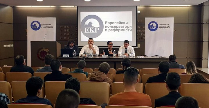 Бареков пред студенти в УНСС: Излизам от политиката, връщам се обратно в гражданското общество и медиите