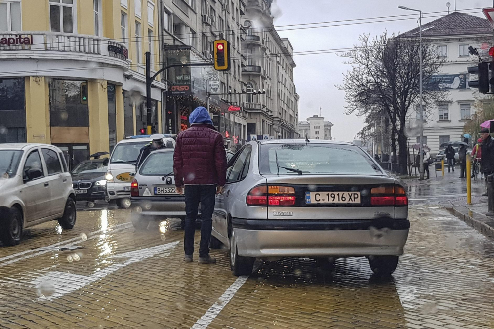 Столичанин закъса с реното си на жълтите павета, няма да повярвате какво се случи после (СНИМКИ)  