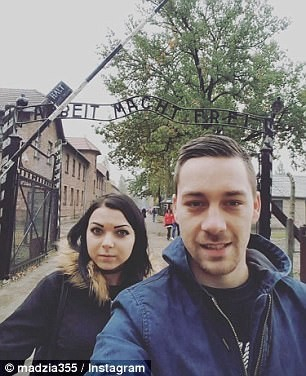 Британски туристи предизвикаха скандал с жизнерадостни селфита в Освиенцим (СНИМКИ)