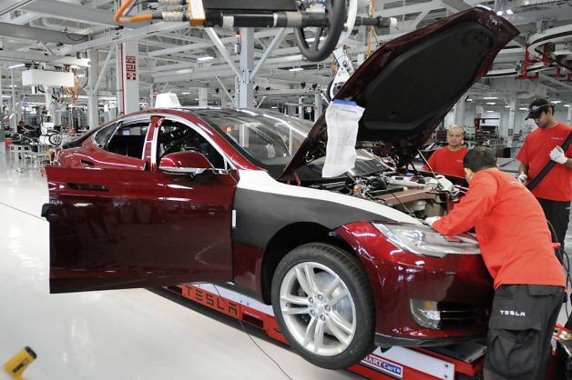 Почти всяка Tesla слиза от конвейера с дефект