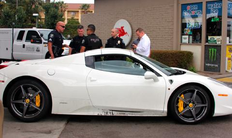 Хванаха крадец на Ferrari, просил пари за бензин (СНИМКИ)