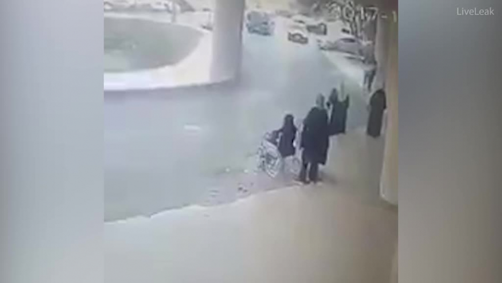 Шофьор помете жена в количка близо до болница (ВИДЕО 18+)