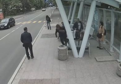 Тръгва делото срещу бияча, който ритна баба в Бургас (ВИДЕО)