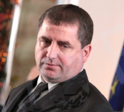 Бивше ченге буни баретите