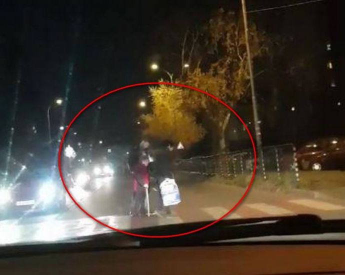 Вижте какво прави Човек на пътя в Бургас! Вие ще бъдете ли така добри?  (СНИМКИ)