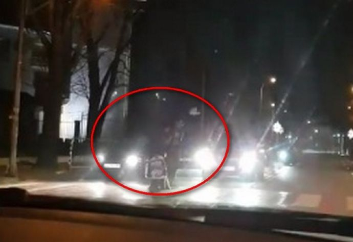 Вижте какво прави Човек на пътя в Бургас! Вие ще бъдете ли така добри?  (СНИМКИ)