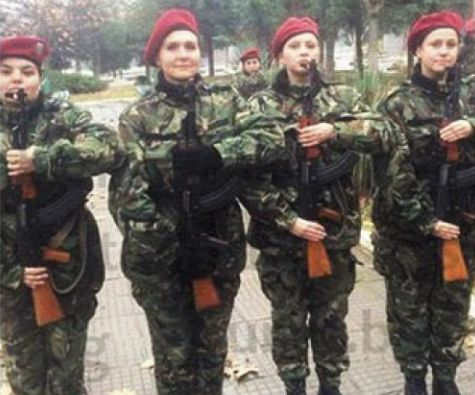 Млада благоевградчанка и бивш партиен лидер 2 седмици лази в кал и студ, стреля с АК-47 и мята бомби, за да... 