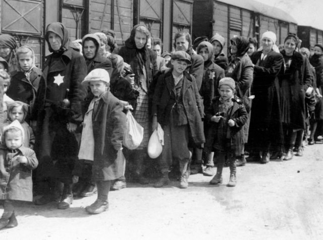 Разшифроваха ръкописите на палач от лагера на смъртта Освиенцим след цели 75 години! Вижте какво пише в тях (СНИМКИ)