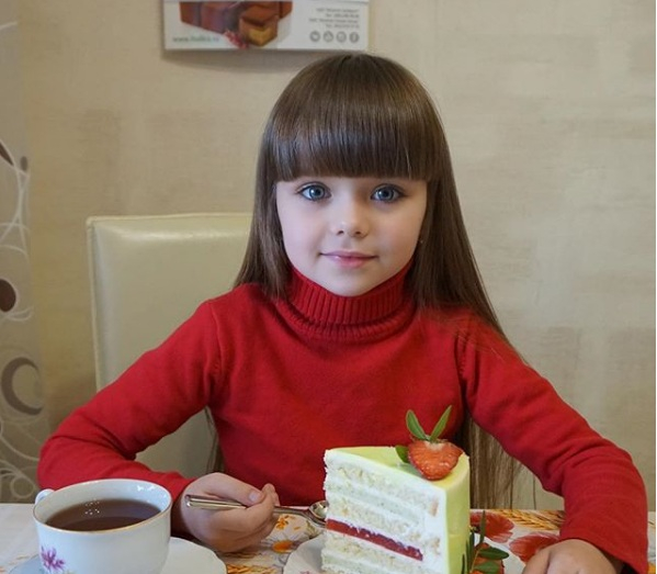 Руско момиченце с очи на ангел бе обявено за най-красиво в света! (СНИМКИ) 