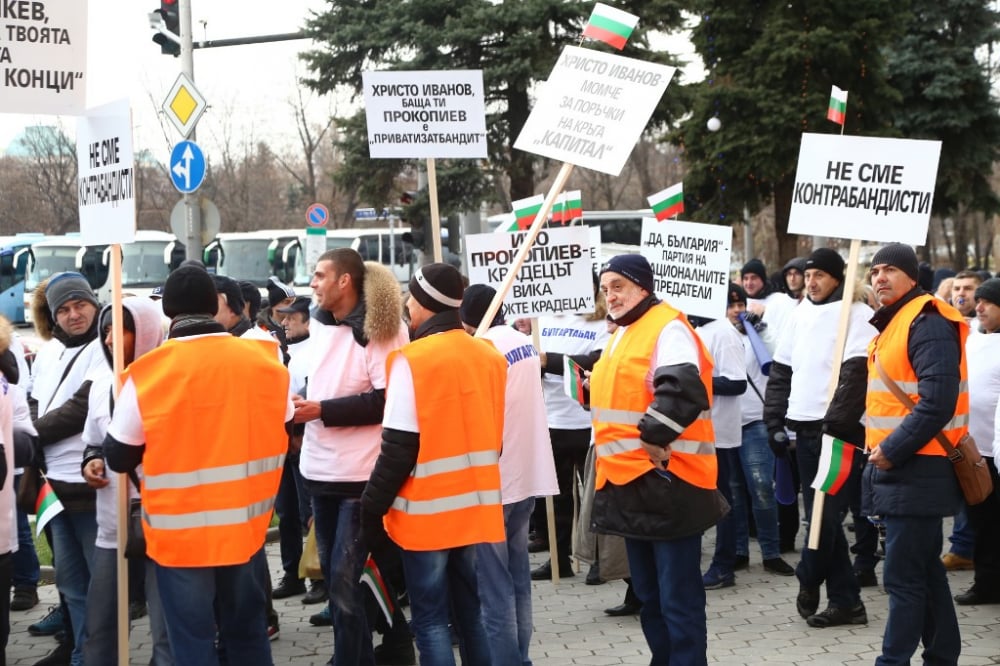 Първо в БЛИЦ! Служители на „Булгартабак - Холдинг“ изригнаха гневни на протест: „Иво Прокопиев – крадецът вика „Дръжте крадеца“ (СНИМКИ) 