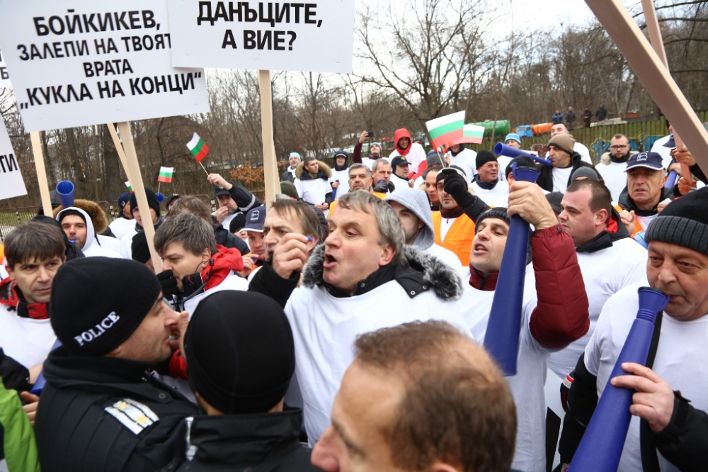 Извънредно! Полиция едва опази Христо Иванов от гнева на протестиращите служители на "Булгартабак - Холдинг“ (СНИМКИ)