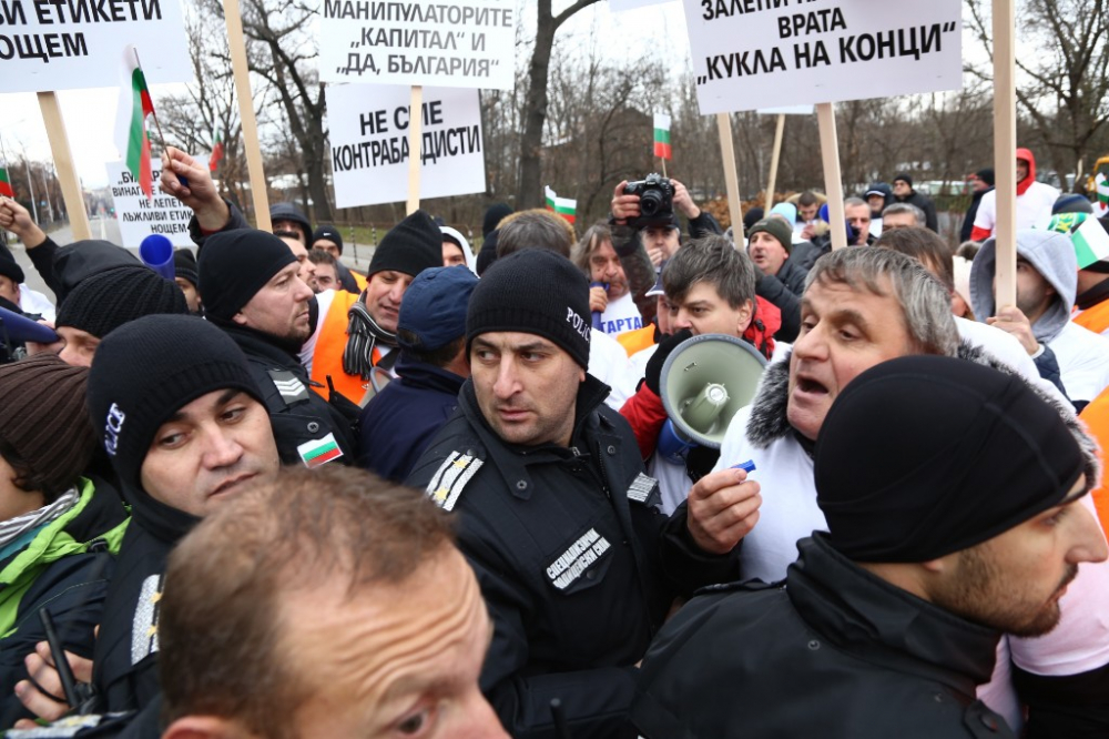 Извънредно! Полиция едва опази Христо Иванов от гнева на протестиращите служители на "Булгартабак - Холдинг“ (СНИМКИ)