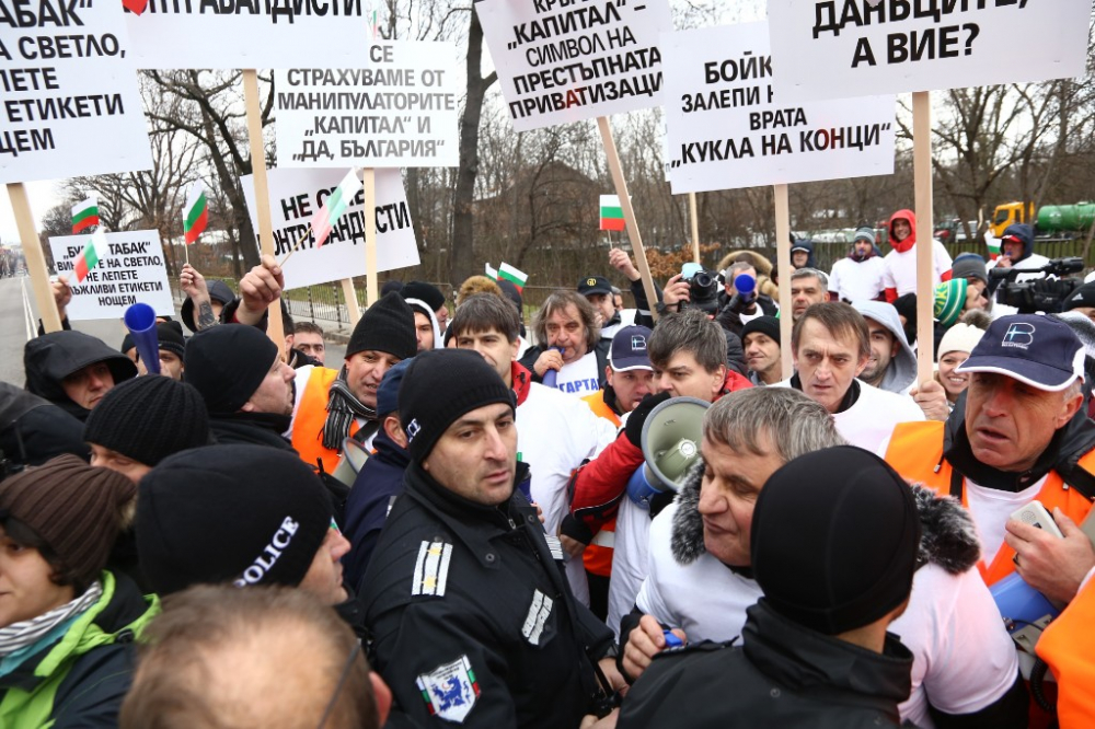 Извънредно! Полиция едва опази Христо Иванов от гнева на протестиращите служители на "Булгартабак - Холдинг“ (СНИМКИ)