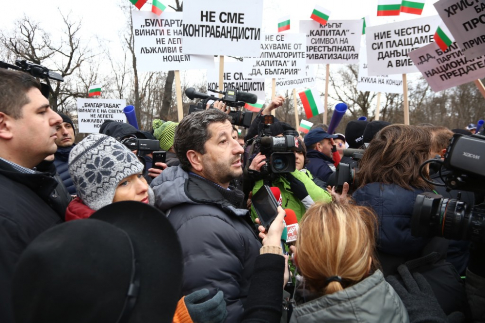 Извънредно! Полиция едва опази Христо Иванов от гнева на протестиращите служители на "Булгартабак - Холдинг“ (СНИМКИ)